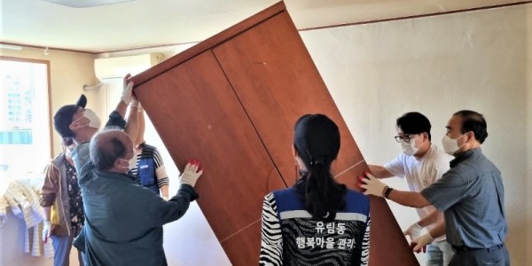 7-2. 유림동 지역사회보장협의체와 유림동행복마을관리소 마을지킴이, 용인영락교회 사회봉사 위원회 관계자들이 가구를 옮기고 있다..jpeg