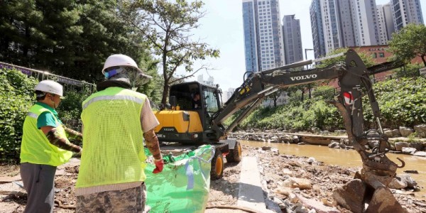 1-1. 수지구 동천동 하손곡교~그린교 산책로 유실 구간의긴급 복구 공사 모습.JPG