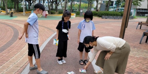 3. 처인구 유림동 행복마을관리소가 전통 놀이 체험으로 아이들에게 즐거운 추억을 선물했다..jpg