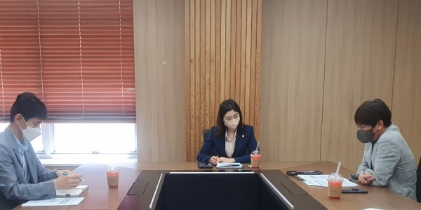 220916 장윤정 의원, 안산교육지원청 현안 업무 보고 받아.jpg