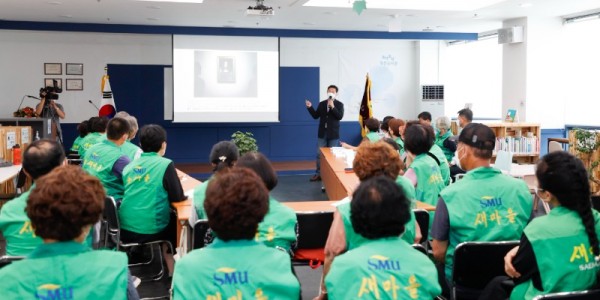 9-4. 이상일 용인특례시장은 16일 처인구 마평동 용인시새마을회관 작은도서관에서 ‘새마을 LPR 열린대학’ 수강생 30여명을 대상으로 강연을 했다..jpg