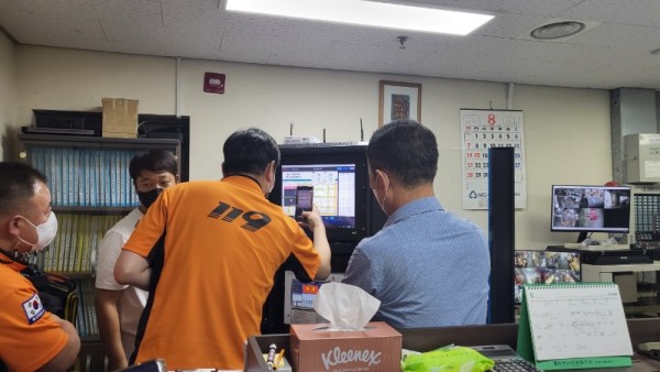 6. 시 관계자와 소방서 관계자가 시설을 점검하고 있다..JPG