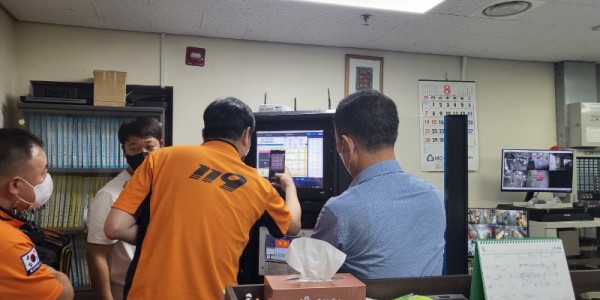 6. 시 관계자와 소방서 관계자가 시설을 점검하고 있다..JPG