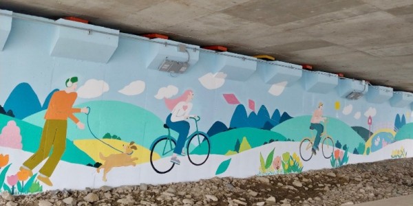 10-1. 모현읍 주민자치위원회와 지역주민들이 벽화 그리기로 왕산교 산책로를 새 단장했다..jpg