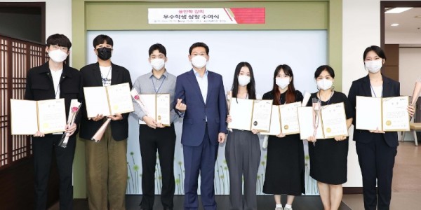 6. 이상일 용인특례시장은 19일 시장실에서 ‘용인학’ 강좌 우수 학생 9명에게 상장을 수여했다..jpg