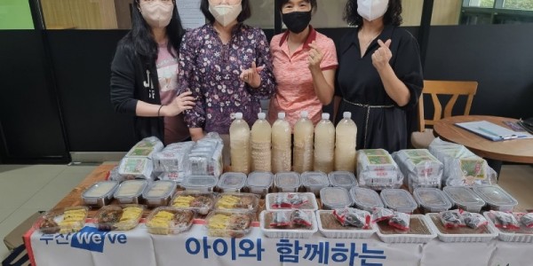 5. 삼가동 홀로 어르신에 위브봉사단이 정성들여 만든 밑반찬을 전달했다..jpeg