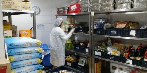 4. 합동점검반이 급식으로 제공되는 식품 유통기한을 점검하고 있다.jpg