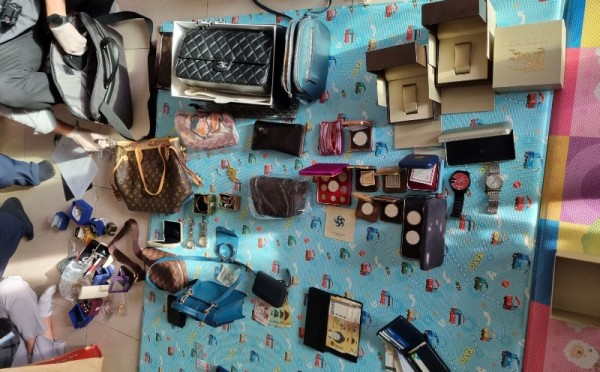 3-2. 한 체납자의 집에서 나온 물품들.JPG