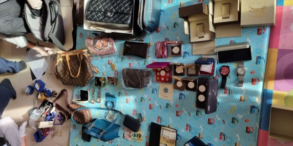 3-2. 한 체납자의 집에서 나온 물품들.JPG