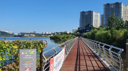 4-1. 용인특례시가 기흥저수지 순환산책로에 설치한 보도교.jpg