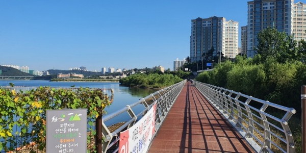 4-1. 용인특례시가 기흥저수지 순환산책로에 설치한 보도교.jpg