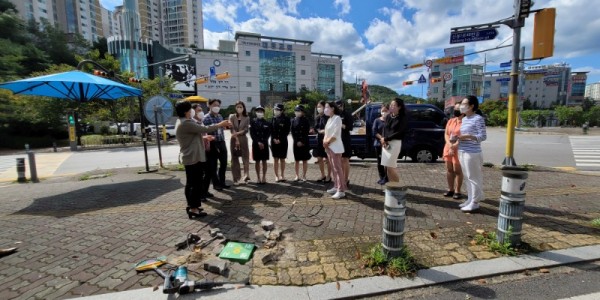 6-1. 이창식 용인특례시의회 의원, 용인녹색어머니연합회 간부, 신리초등학교 교장, 시 관계자 등이 수지구 신리초등학교 앞에 설치될 봉사 위치 안내 블록 시공 현장을 살피고 있다..jpg