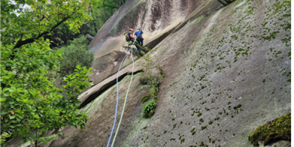 북부특수대응단 특수구조팀이 사고 당시 추락한 A씨를 안전하게 구조하고 있다..png