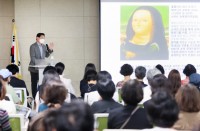 11-1. 수지도서관 미술 인문학 분야 휴먼북으로 등록한 이상일 용인특례시장이 시민들에게 강연을 하고 있다..jpg