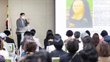 11-1. 수지도서관 미술 인문학 분야 휴먼북으로 등록한 이상일 용인특례시장이 시민들에게 강연을 하고 있다..jpg