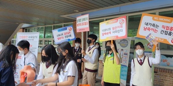 7-1. 기흥구 서천중학교 학생들이 금연 캠페인을 하고 있다..jpg