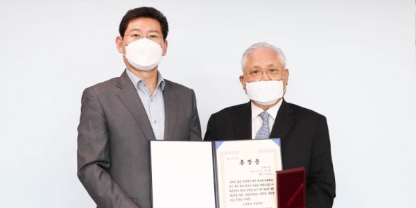 1. 이상일 용인특례시장이 23일 시장실에서 6·25 참전유공자 고(故) 이사호 이병 유족에게 화랑무공훈장을 전달했다..jpg