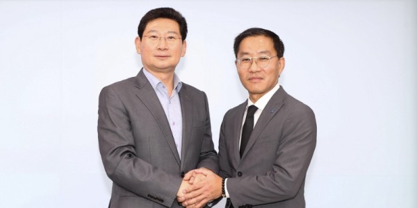 이상일 용인특례시장이 미국 플러튼시 프레드 정 시장과 만난 후 함께 기념촬영을 하고 있다..jpg