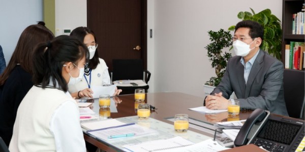 이상일 용인특례시장이 23일 학생기자들과 인터뷰를 하고 있다. (3).jpg