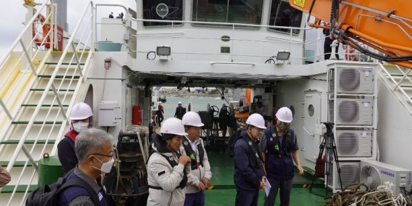 220925 박명원, 이은주 의원 경기청정호 타고 해양쓰레기 수거 현장 점검 (2).JPG