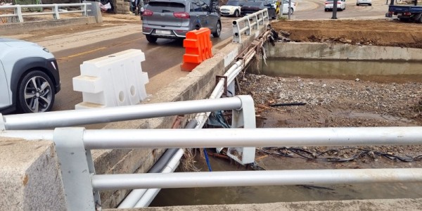 5. 수해를 입은 고기교 위로 차량이 통행하고 있다..jpg