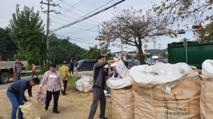 9. 백암면 이장협의회가 깨끗하고 안전한 마을 환경 조성을 위해 폐농약병을 일제 수거했다..jpg