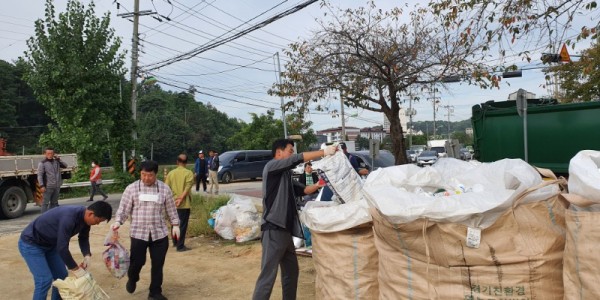 9. 백암면 이장협의회가 깨끗하고 안전한 마을 환경 조성을 위해 폐농약병을 일제 수거했다..jpg