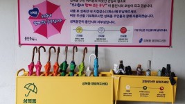 10. 성복천에 설치된 공유우산.jpg