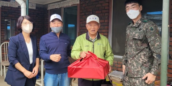 11. 이동읍이 이장협의회, 예비군 이동읍 읍대와 함께 관내 6·25 참전유공자 25가구를 방문해 선물을 전달하고 안부를 살폈다..jpeg