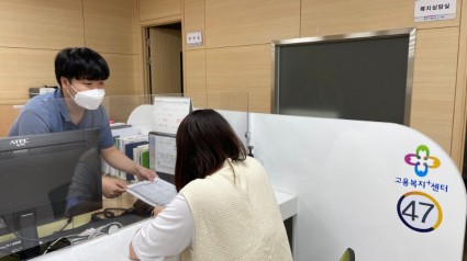 3. 용인고용복지플러스센터를 찾은 한 구직자가 복지상담을 받고 있는 모습.jpg