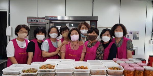 5. 역북동 새마을부녀회가 홀로 어르신 24가구에 반찬을 전달했다..jpg