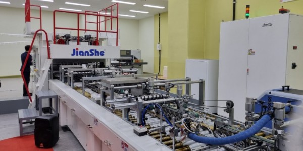 8-3. 국도비를 지원받아 마련한 쇼핑백 생산 자동화 신규 장비.jpg