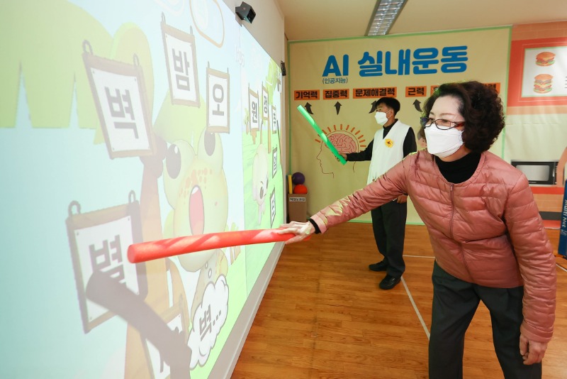 7-3. 어르신들이 AI 실내 운동 콘텐츠 게임을 체험하고 있는 모습.jpg