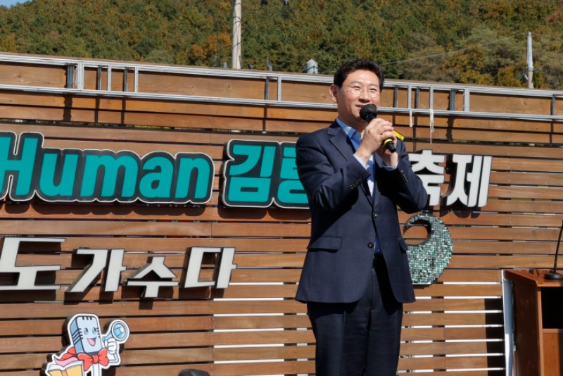 221025_이상일 용인특례시장, 축제 열린 용인중앙시장 찾아 상인ㆍ시민과 소통_사진(1).jpg