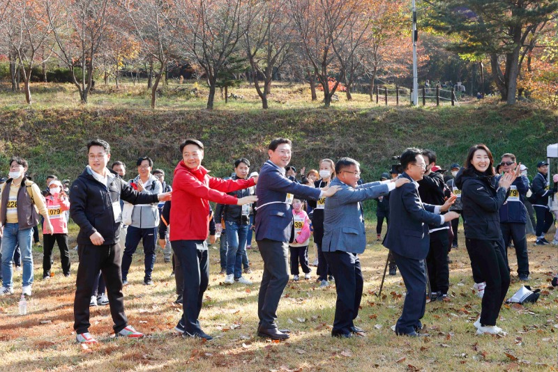 1-2. 이상일 용인특례시장일 비롯한 참석자들이 함께 체조를 하며 몸을 풀고 있다..jpg