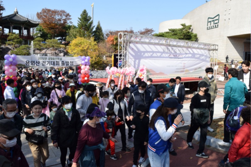 6-1. 용인특례시 기흥구 상갈동은 지난 29일 동민의 날을 맞아 용뫼산 걷기대회를 진행했다..JPG