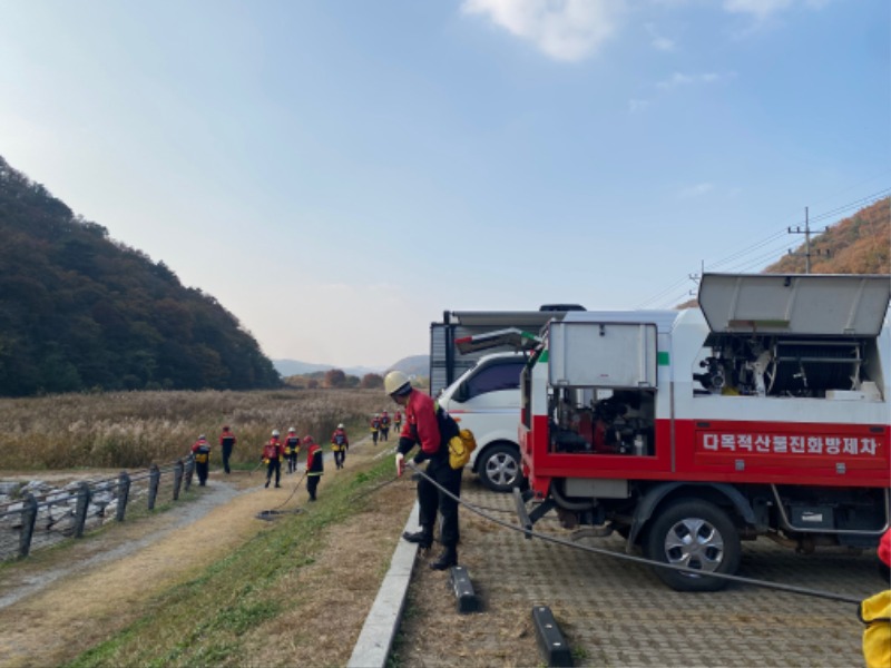 3-2. 지난 28일 산불진화기계화시스템과 산불진화임차헬기 합동훈련을 하고 있는 모습.jpg