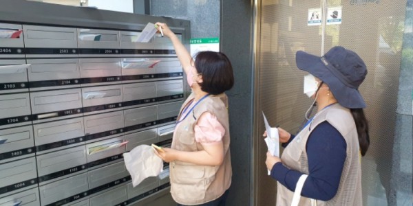 3. 체납관리단이 체납자의 집을 찾아가 실제 거주 여부 등을 확인하고 있다..jpg