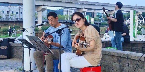 5-1. 버스킹 공연 모습.jpg