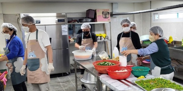 5. 이동읍 주민자치위원회 위원들이 홀로 어르신 가정에 전달할 밑반찬을 만들고 있다..jpeg