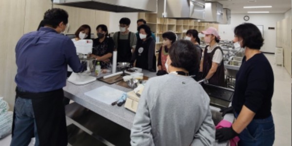 6-1.구성동 주민자치센터 제과제빵교실 참가자들이 빵 만들기에 열중하고 있다..jpg