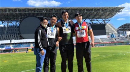 2. 용인시청 직장운동경기부 육상팀의 이현재(왼쪽에서 두번째) 선수가 제103회 전국체육대회 육상 원반던지기 종목에서 은메달을 목에 걸었다..JPG