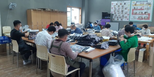 1-1. 관내 한 장애인 직업재활시설에서 근로ㆍ훈련 장애인들이 쇼핑백을 생산하고 있는 모습.jpg