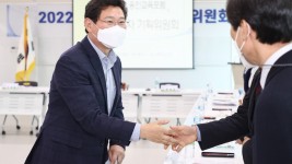 2. 이상일 용인특례시장이 13일 열린 2022년 용인교육포럼에서 관계자들과 악수를 나누고 있다..jpg