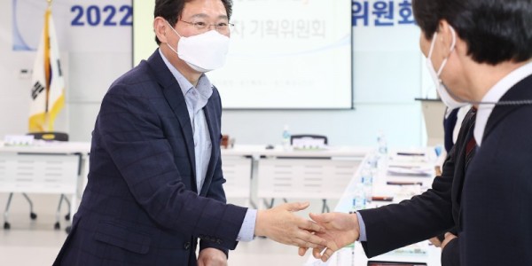 2. 이상일 용인특례시장이 13일 열린 2022년 용인교육포럼에서 관계자들과 악수를 나누고 있다..jpg