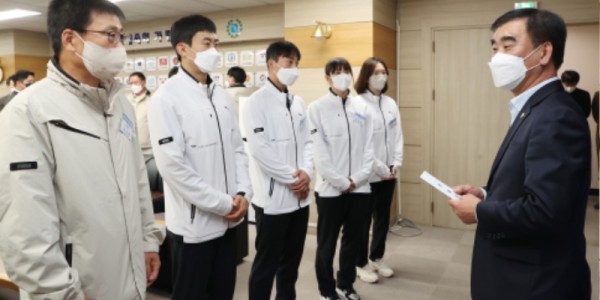 221015 염종현 의장, 경기도선수단 만나 전국체전 종합우승 축하v1 (3).jpg