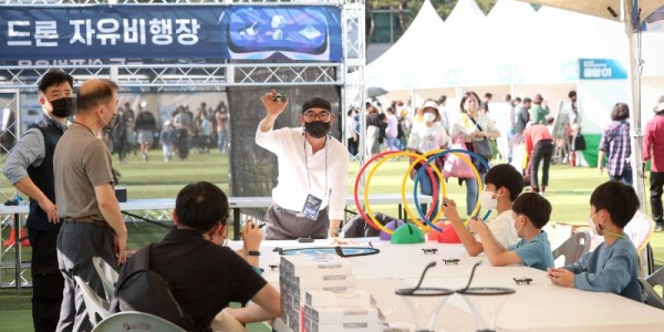 2-4. 용인사이버과학축제에서 참가자들이 드론 체험을 하고 있다..JPG