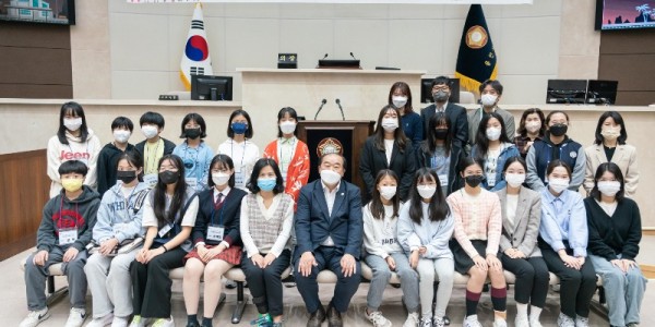 1-1. 용인시 아동참여위원회와 굿네이버스 아동권리모니터링단이 15일 용인특례시의회 견학한 후 김운봉 용인시의회 부의장과 기념사진을 촬영하고 있다..jpg