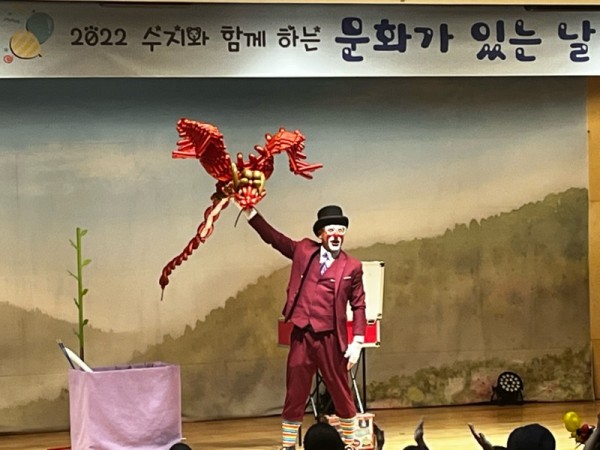 2-2. 수지구 문화가 있는 날 행사에서 풍선 아트를 선보이고 있다.jpeg
