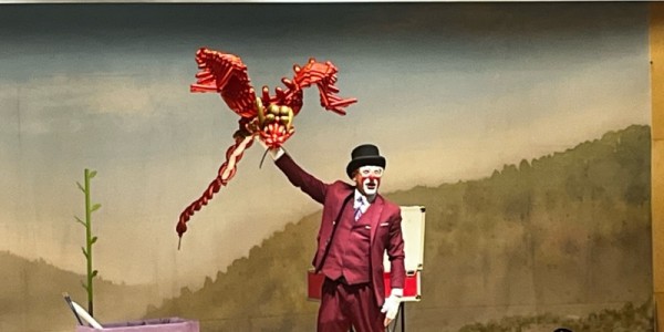 2-2. 수지구 문화가 있는 날 행사에서 풍선 아트를 선보이고 있다.jpeg